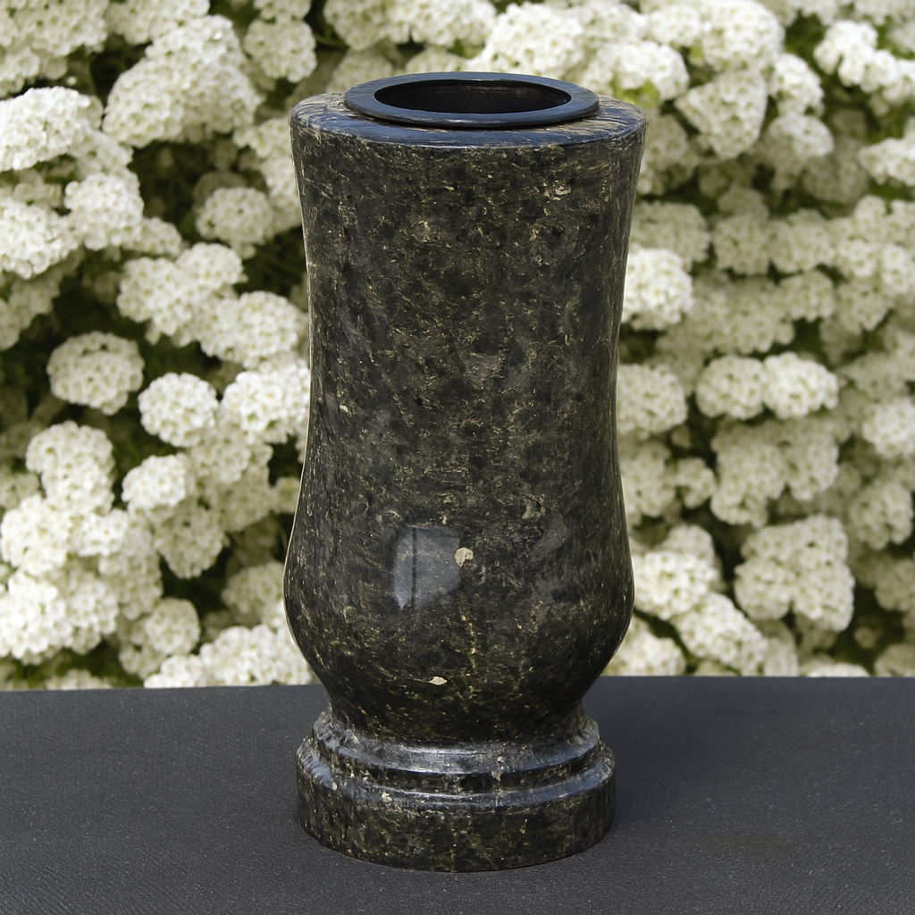 Steinvase aus IMPALA Granit mit Plastikeinsatz