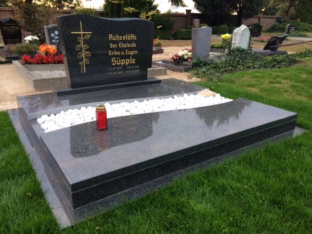 Doppelgrabstein WELLE in Löbnitz bei Leipzig