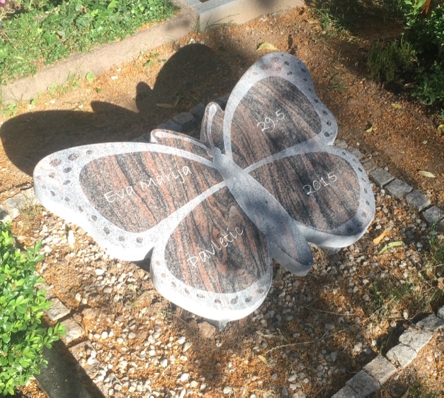 Kindergrabstein SCHMETTERLING in Göttingen