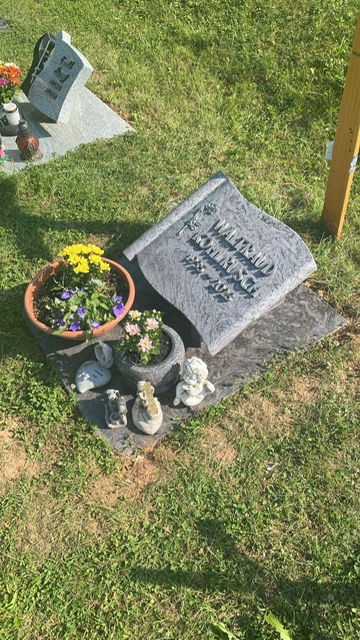 Urnengrabstein SCHRIFTROLLE in Niederorschel, Landkreis Eichsfeld