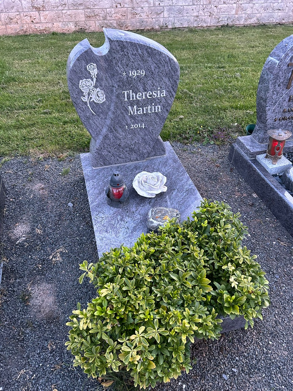 Urnengrabstein ZWEISCHWUNG in Berlingerode, Landkreis Eichsfeld