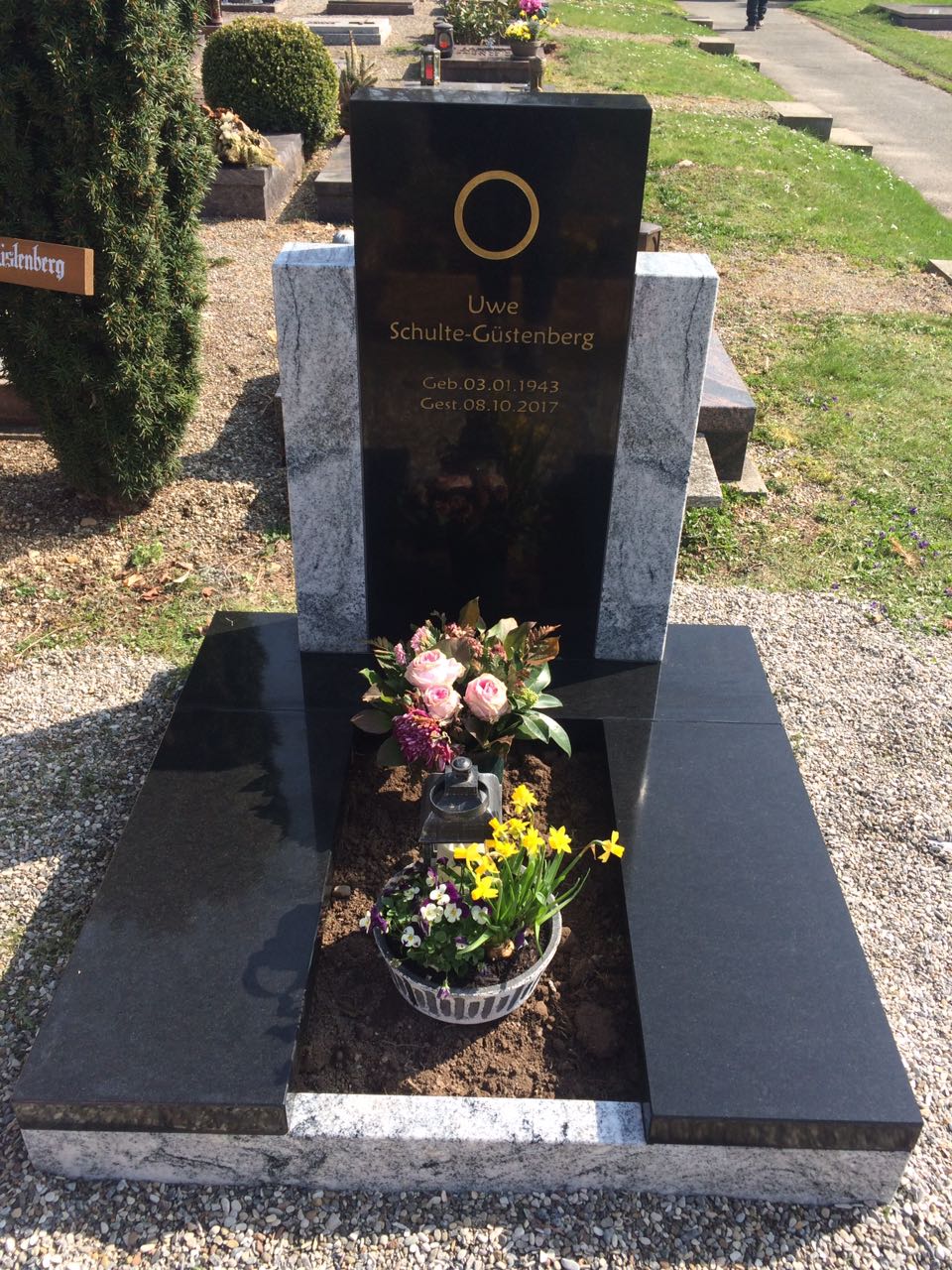 Urnengrabstein SÄULEN DES LEBENS, in Duderstadt bei Göttingen