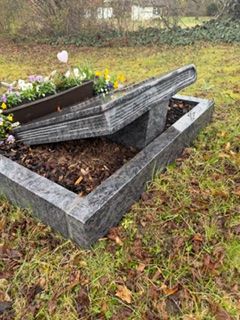 Urnengrabstein BUCH in Klein Schneen bei Göttingen